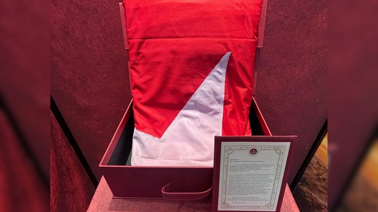 Edirne Mehmet Ruşen Erkurt Ortaokulu, tarihi ve anlamlı bir buluşmaya ev sahipliği yaptı. Millî Eğitim Bakanlığı ile Kültür ve Turizm Bakanlığı koordinasyonunda yürütülen özel proje kapsamında, Çanakkale Şehitliği’nde dalgalanan şanlı Türk bayrağı okula ulaştı.